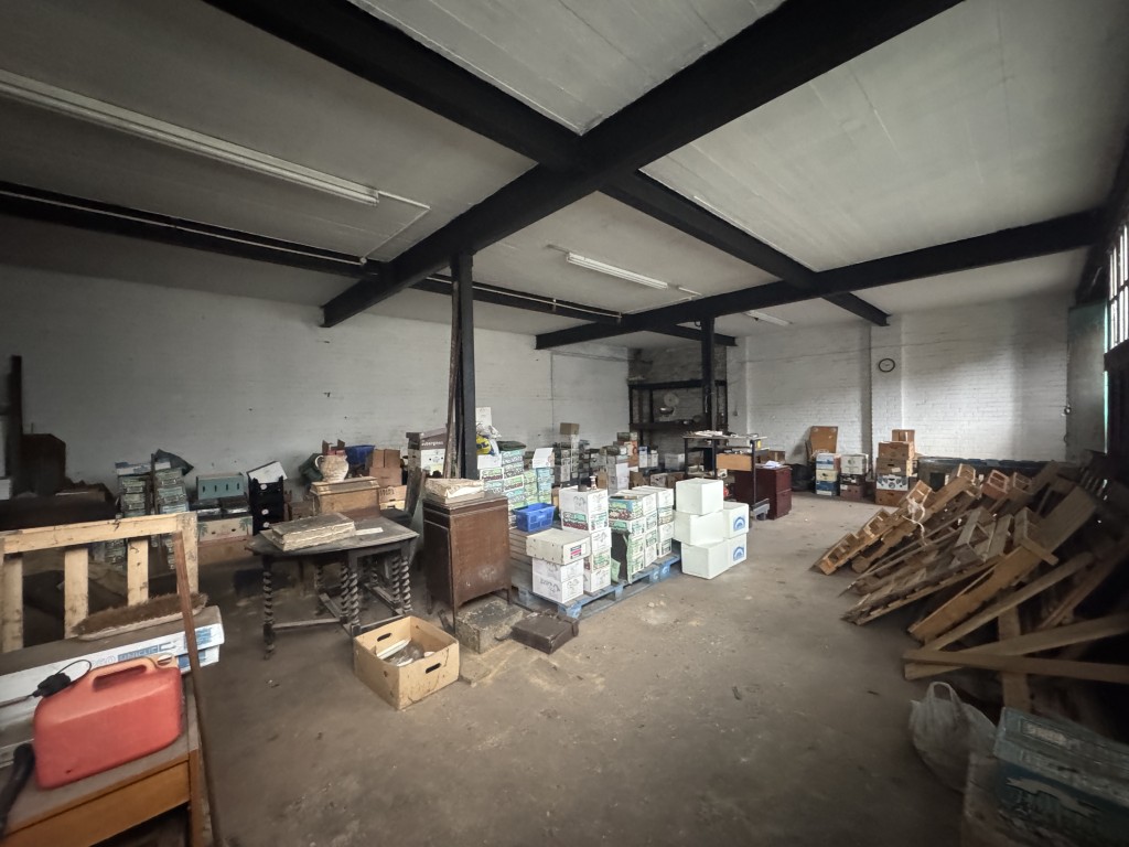 Lot: 150 - COMMERCIAL INVESTMENT WITH FURTHER LETTING POTENTIAL - Storage unit